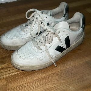 Veja V-10 sneakers size 8